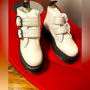 DR. MARTENS DEVON HEART WHITE NAPPA LEATHER, NEW IN BOX, SIZE 38(8)